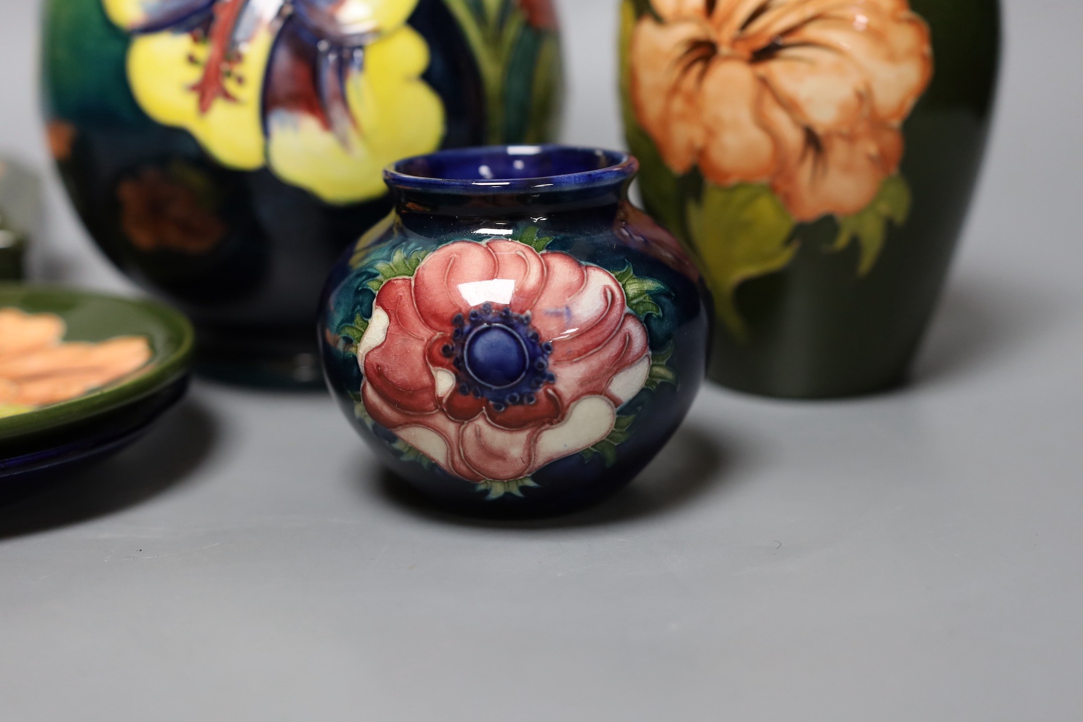 A Moorcroft lamp and five other pieces of Moorcroft (6), lamp 27 cms high including light fitting